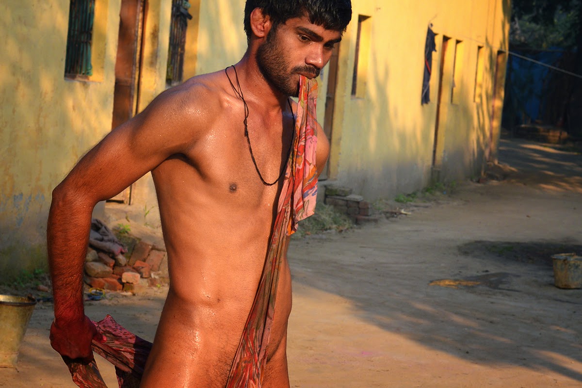 Desi Indian men male langot underwear bulge river bathing lund lauda bulging wet ghat picture pehalwan kushti