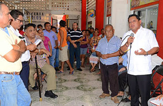 El Presidente Municipal de FCP Gabriel Carballo, visita el mercado municipal y escucha a los locatarios