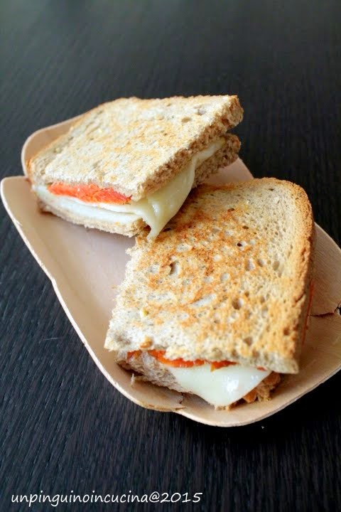 mini toast salmone affumicato, scamorza e pere