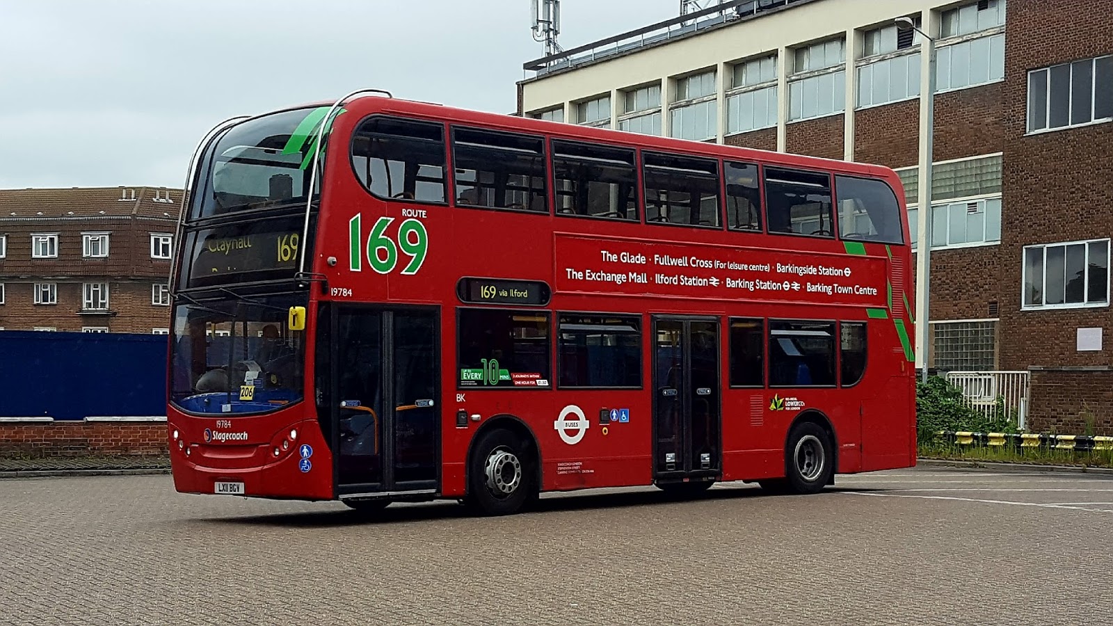 Двухэтажные автобусы казань расписание. Дабл Деккер автобус. Автобус двухэтажный. Двухэтажный автобус с боку. Лондонский автобус.