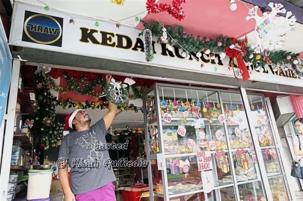 Kedai Melayu tertua di Kuching sambut Krismas