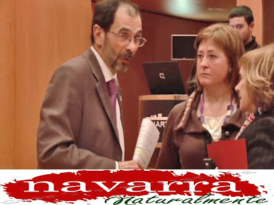 Navarra, por ejemplo tiene la suerte que por inercia, [a pesar de las medallas que se ponen los políticos, y especialmente los responsables del Turismo de Navarra, Carlos Erce Eguaras y Carmen Oroz Iribarren] en ser la CCAA de España, que más demanda de  Casas Rurales tiene, en los puentes.        Este fenómeno es así, desde  hace años y lo seguirá siendo en los años sucesivos. Sin embargo, en los meses de Junio, especialmente Julio, y Agosto,  son otras CCAA las que lideran  las demandas de alojamientos rurales.  Pero este fenómeno, viene desde hace años, y en nuestra opinión va a seguir siendo así, con marca o sin ella, con eslogan  monográficos, o sin ellos. www.casaruralurbasa.com