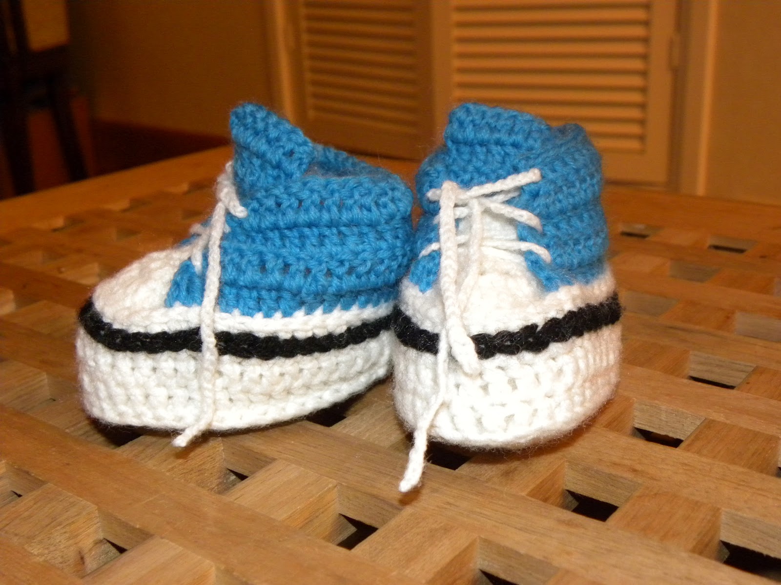 Blij dat ik Brei: Baby Converse in het Nederlands!