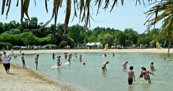 Sur la pêche à un avec la tente au delta volgi