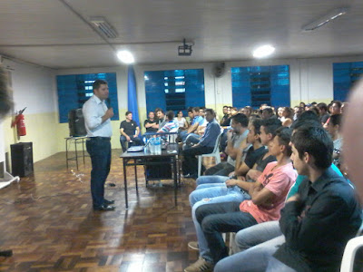 Prefeito anunciando a aprovação do Conselho Estadual de Educação.