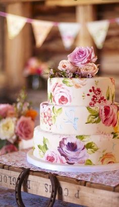 Pastel nupcial pintado a mano con motivos florales - Foto: Pinterest Pastel nupcial pintado a mano con motivos florales - Foto: Pinterest