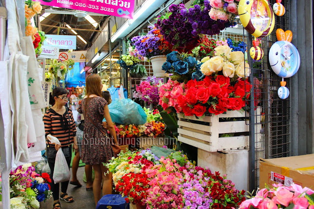 Spusht | Flower shops in Chatuchak Weekend Market - Bangkok, Thailand
