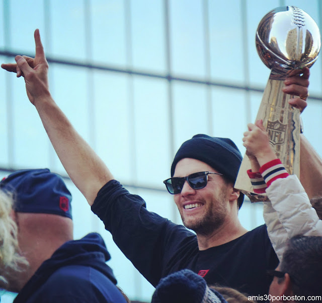 Tom Brady con el Trofeo de la Super Bowl LIII en el Desfile de Boston