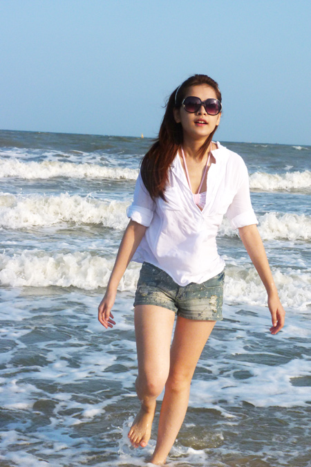 Girl on the beach - Vietnamese girls