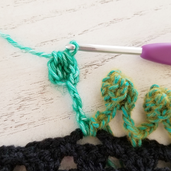 How to add a pom-pom edging in crochet {Tutorial} by Susan Carlson of Felted Button