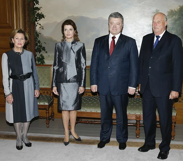 King Harald and Queen Sonja hosted Petro Poroshenko, President of Ukraine and his wife Maryna Poroshenko, style royal fashions wore dress jewellry, Prada Bags