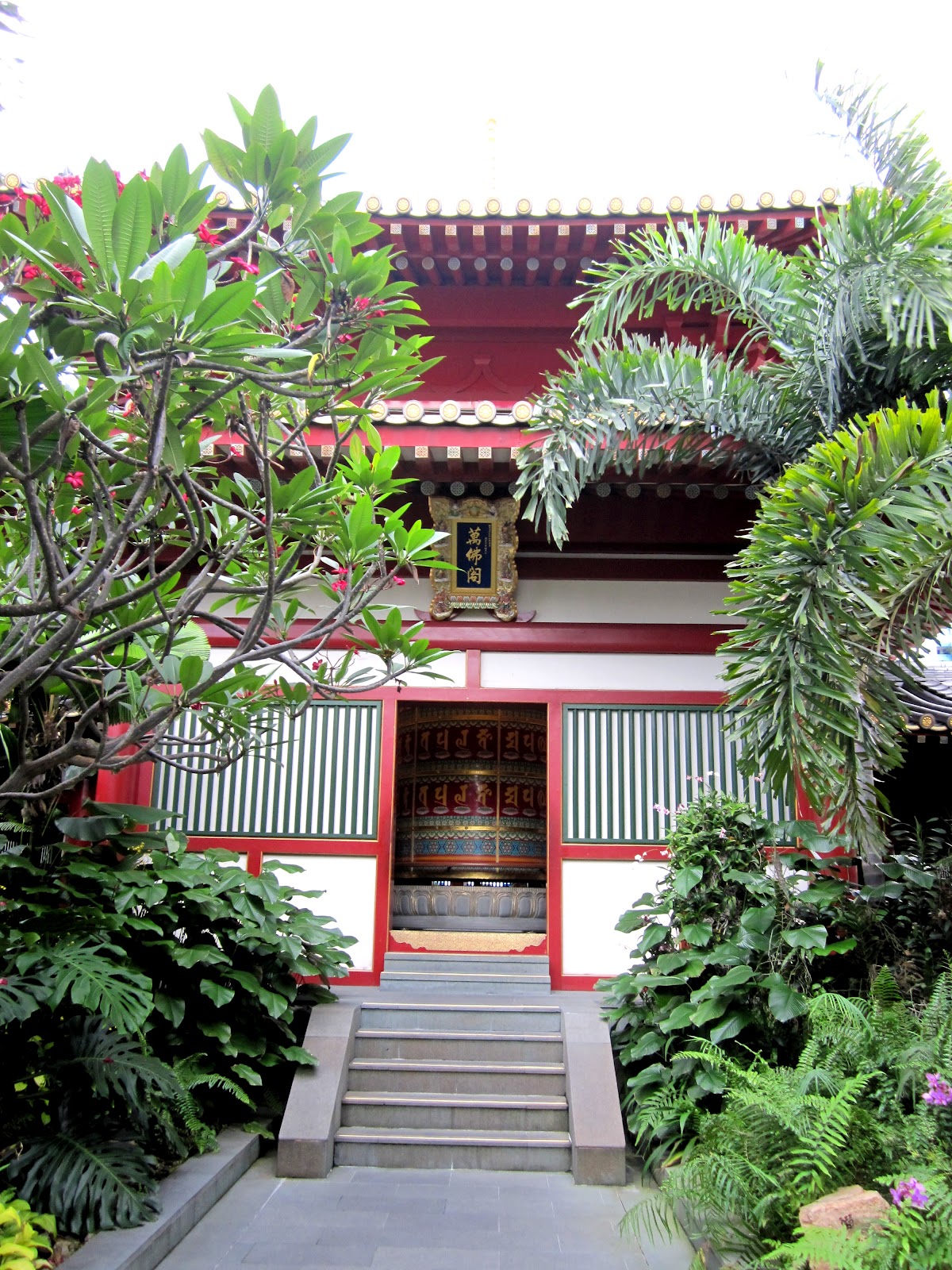 Buddha Tooth Relic Temple and Museum rolling writes