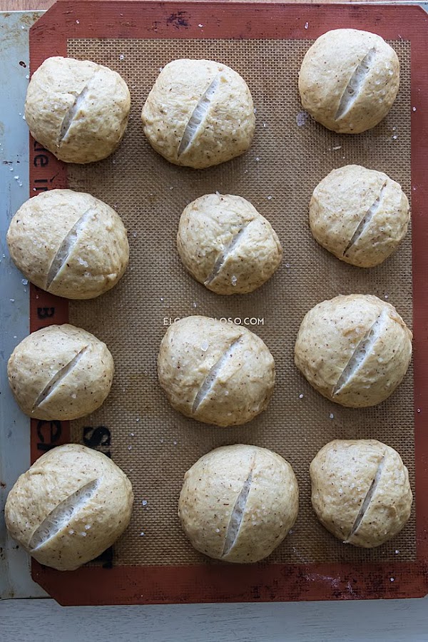 Panes de pretzel de masa suave ideales para pulled pork. Receta vía elgatogoloso.com