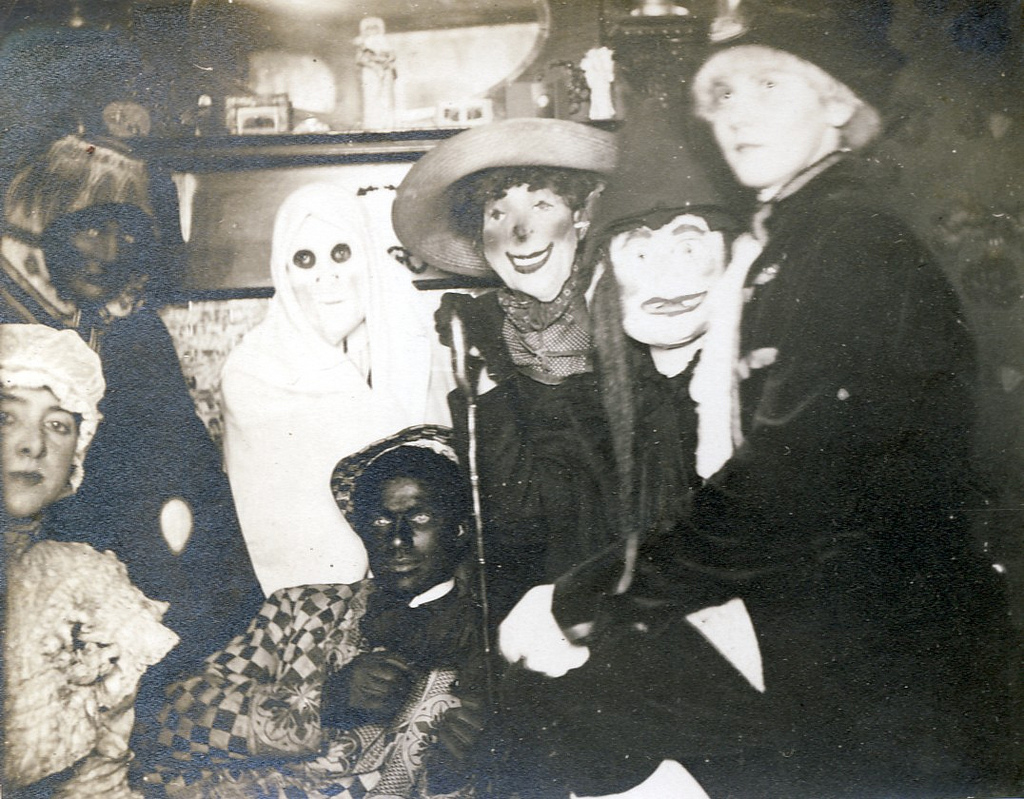30 Vintage Photos Show Strange and Terrifying Halloween