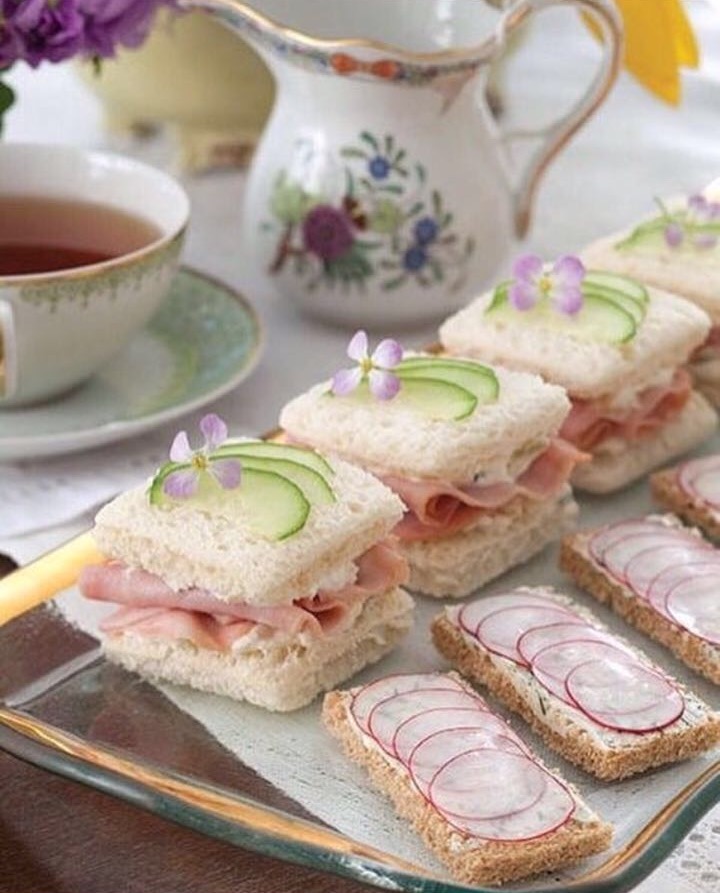 бутерброд с чаем на столе. чай бутерброд и пряники до чаю. чай бутерброд и пряники до чаю. кофе и бутерброд с сыром. бутерброд с колбасой и чай.