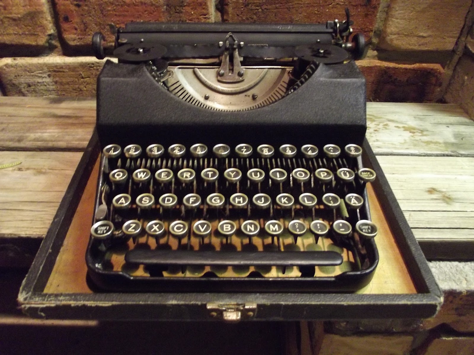 oz.Typewriter Mystery Typewriter Urania Piccola?