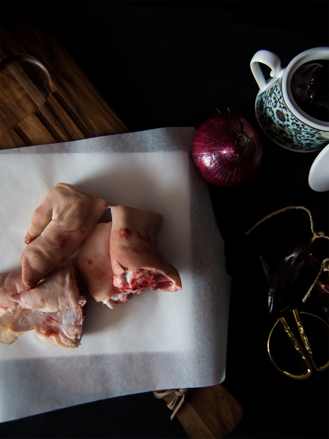 Manitas de cerdo en salsa con setas