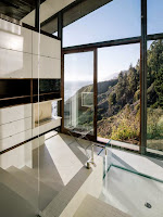 California Fall House Sits Comfortably Design On The Top Of A Cliff Overlooking The Pacific Ocean