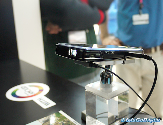 Mobile Mania: Samsung Beam Projector