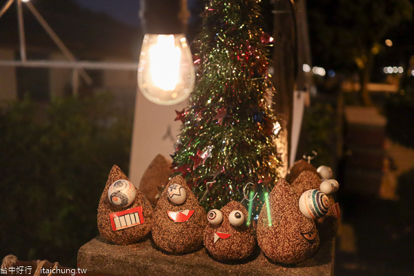 霧峰光復新村出現怪獸聖誕樹，晚上點燈後的老社區好逛好拍