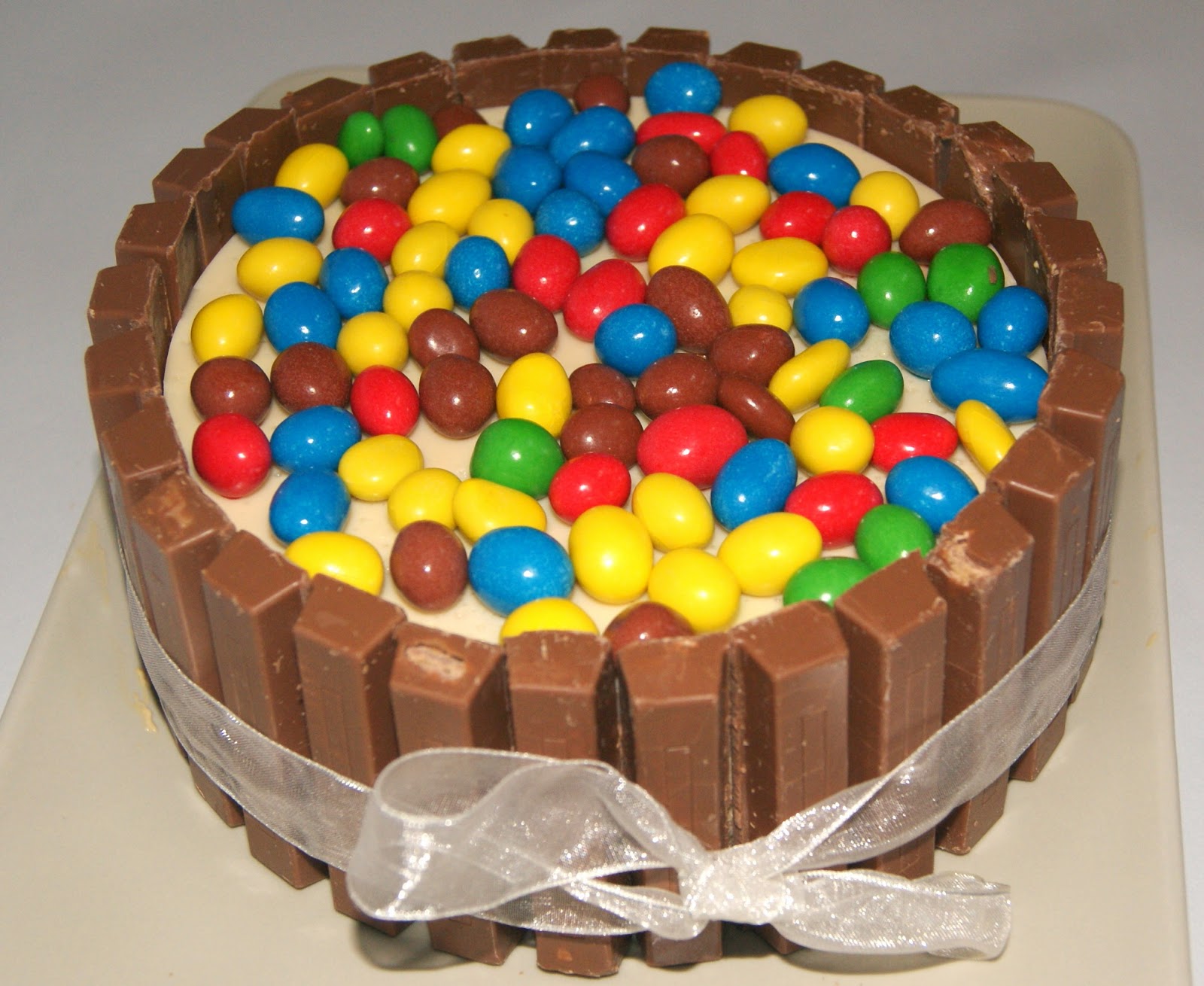 TARTA "DULCE LAURA", DE KIT-KAT, M&M, RELLENA DE CREMA DE DULCE DE LECHE (THERMOMIX)