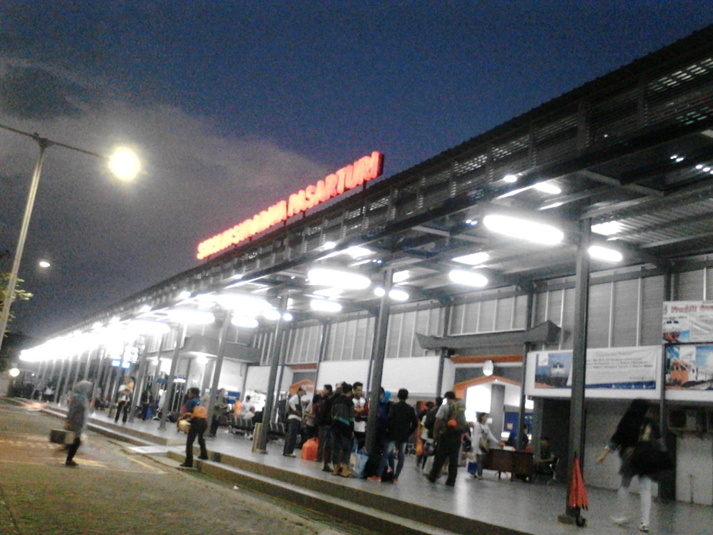 Naik Gojek di Stasiun Pasar Turi Surabaya Jalan Dulu Bro