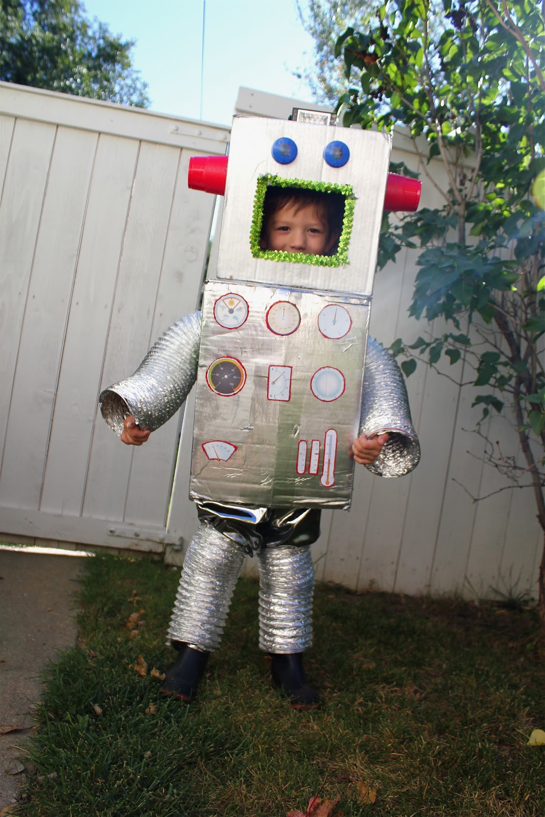 Игра костюм робота. Костюм робота. Костюм робота для мальчика. Робот костюм для ребенка. Костюм робота из картона.