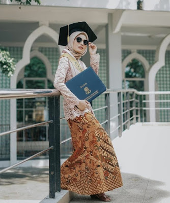 Gambar model hijab wisuda wajah bulat terbaru Gambar model hijab wisuda wajah bulat terbaru