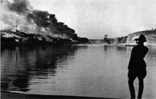  18 августа 1941 г. отступающая Красная Армия взорвала плотину ДнепроГЭСа, 
