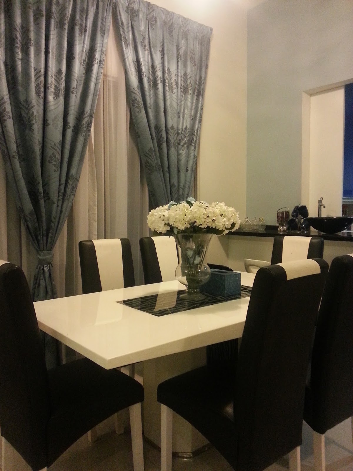 X Presi By Kemn Azmaili Ruang Makan Moden Dan Minimalis Ruang Makan Ni Pun Tak Luas Mana Jugak Then Sebelah Tu Counter Bar Aku Macam Takda Idea Sangat Nak Letak Apa Memang Spesies Hiasan Atas