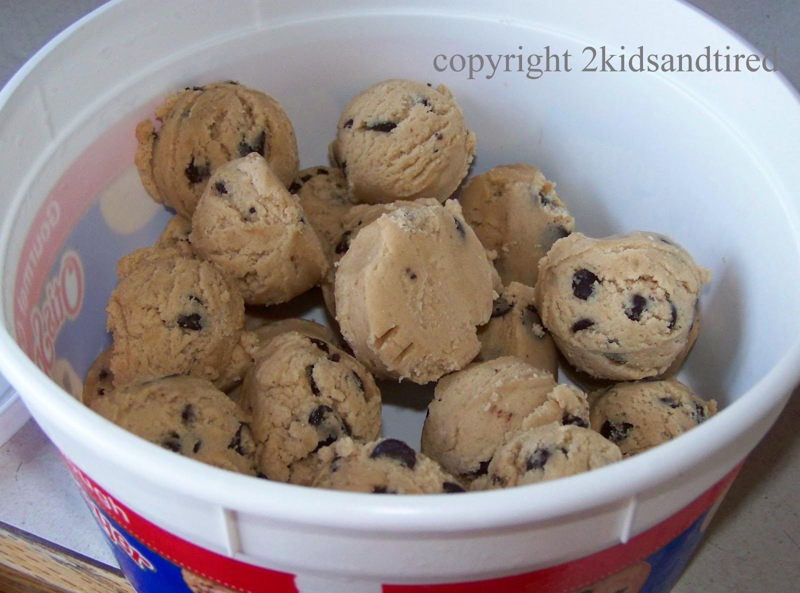 2 Kids and Tired Cooks Freezing Cookies