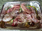 Iepure la cuptor cu legume preparare reteta - carnea transata asezata in tava