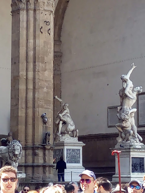 A gauche, Hercule en lutte contre le centaure Nessus. / A droite, l'Enlèvement des Sabines.