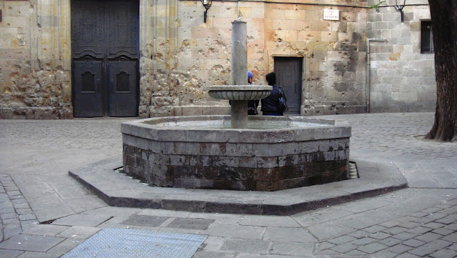 Fuente de la Plaça Sant Felip Neri, Barcelona Fuente de la Plaça Sant Felip Neri, Barcelona