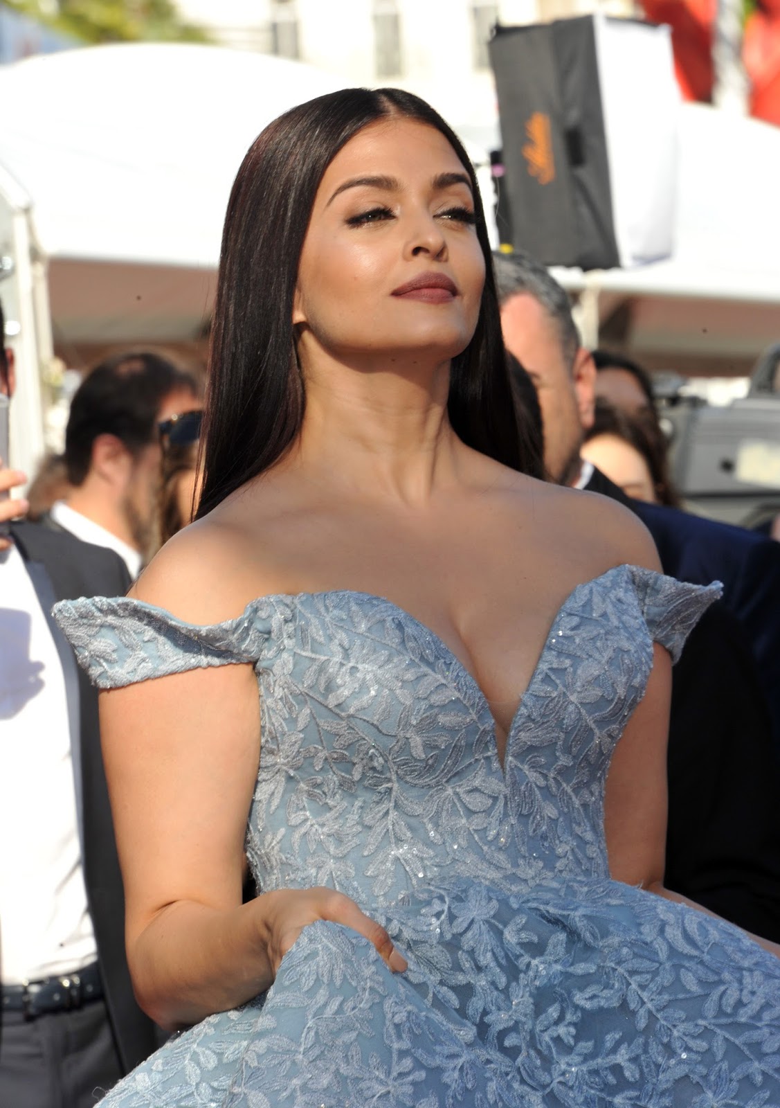 Aishwarya Rai Bachchan Looks Irresistibly Sexy in a Blue Michael Cinco Gown At 'Okja' Premiere During The 70th Cannes Film Festival 2017