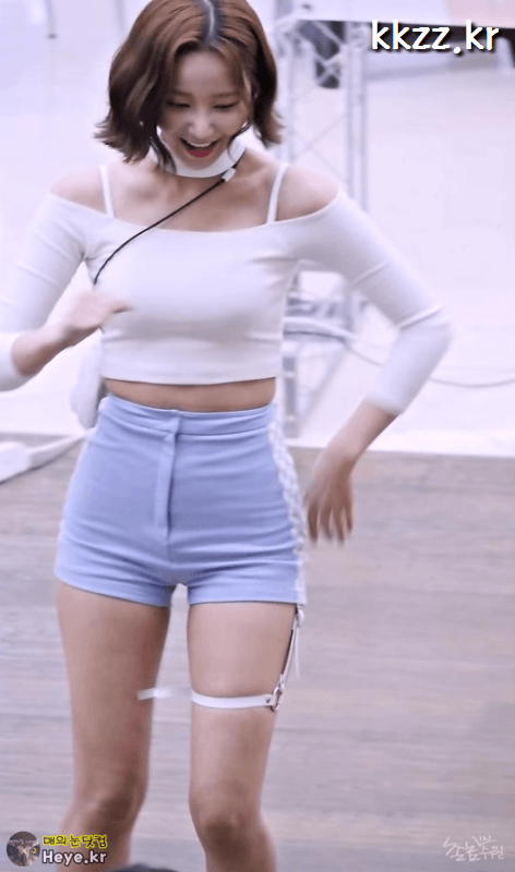 모모랜드, 연우 타이트한 오프솔더..
