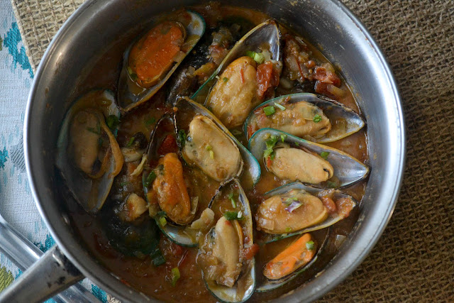 Greedy Girl : Steamed mussels in a garlic tomato wine sauce