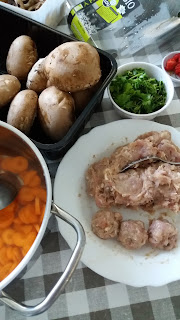 Soupe bouillon aux champignons et boulettes de poulet ;Soupe aux champignons et boulettes de poulet