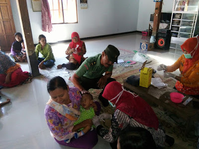 BABINSA BERSAMA KADES DAN BIDAN DESA SRIBIT LAKSANAKAN PROGRAM IMUNISASI CAMPAK DAN RUBELA SECARA SERENTAK
