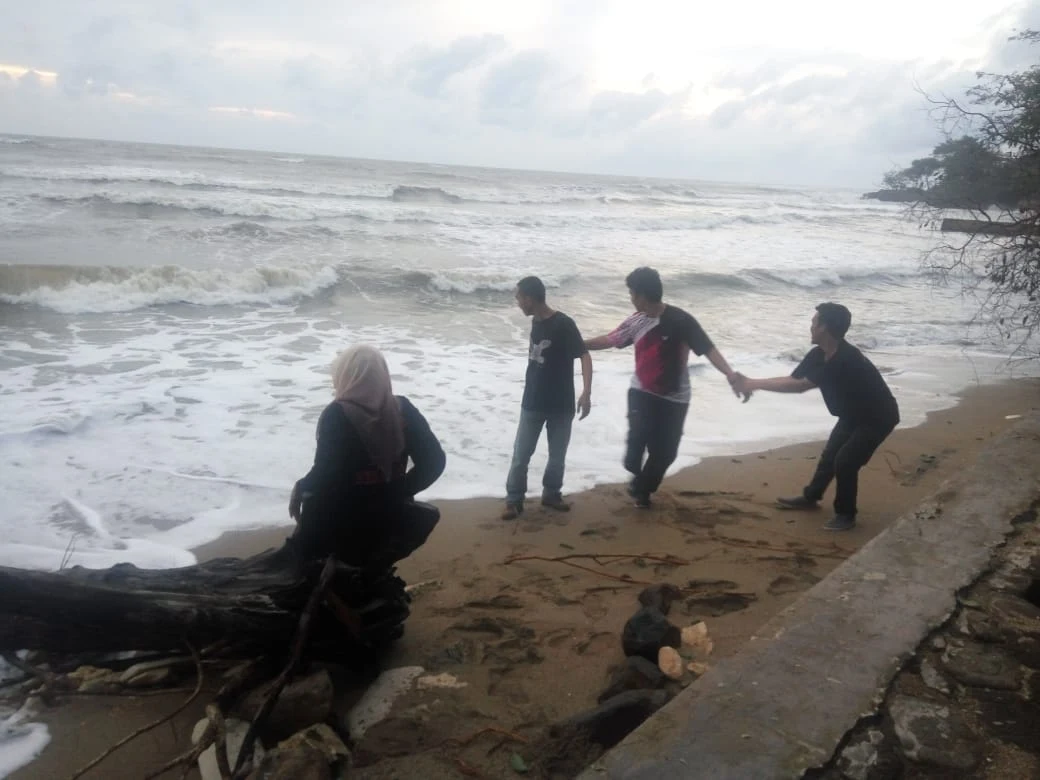 Dikejar ombak Pantai Punaga