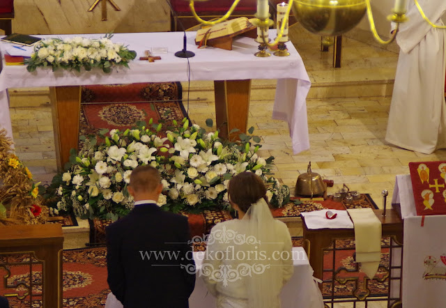 dekoracja ślubna kościoła biały dywan i kwiaty Prudnik