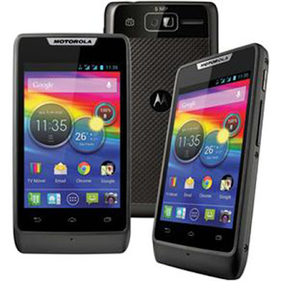 Spesifikasi Motorola RAZR D1 Spesifikasi Motorola RAZR D1 Motorola RAZR D1 mengusung layar sentuh TFT tipe kapasitif dengan ukuran 3,5 inci yang telah mendukung multitouch tentunya. Dengan resolusi 320 x 480 pixel dengan kerapatan 165 ppi. Sementara itu untuk sector pemrosesan, Motorola RAZR D1 menggunakan prosesor berkekuatan 1 Ghz, sayangnya belum dual core. Prosesor yang masih single core ini dipadukan dengan RAM 1 GB. Ya RAM merupakan salah satu unsur yang sangat penting dalam melakukan aktifitas multitasking, sebesar apapun prosesor jika ram nya kurang memadai tentunya akan membuat kinerja prosesor kurang greget. Sedangkan untuk sistem operasinya, Motorola RAZR D1 akan menggunakan android versi terkini yaitu android Jelly Bean. Menurut informasi dari GsmArena, Motorola RAZR D1 hanya menyediakan satu kamera digital saja, yaitu kamera belakang dengan kekuatan 5 MP, dengan resolusi maXimum 2592х1936 pixel, dan telah mendukung fitur autofocus. Handphone android yang telah mendukung jaringan 3G HSDPA ini menyediakan penyimpanan internal sebesar 4 GB dengan tetap menyediakan slot microSD, jadi bagi penguna yang kekurangan kapasitas simpan bisa mengupgrade kapasitas penyimpanan hingga 32 GB. Fitur konektiitas seperti Wifi yang bisa digunakan untuk mengakses internet di sekitar jaringan hotspot dan juga berfungsi sebagai akses point juga akan