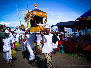 Ringdikit Villagers Carrying Jempana The Place For The God Symbol Is Put In During Melasti Ceremony The Day Before Nyepi At Labuhan Aji Beach