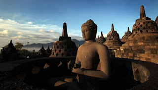 patung dan stupa candi borobudur