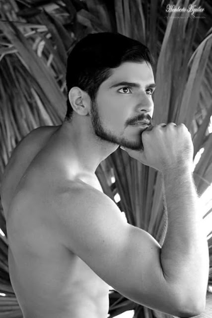 Man Central: Alejandro Garcia: Shirtless