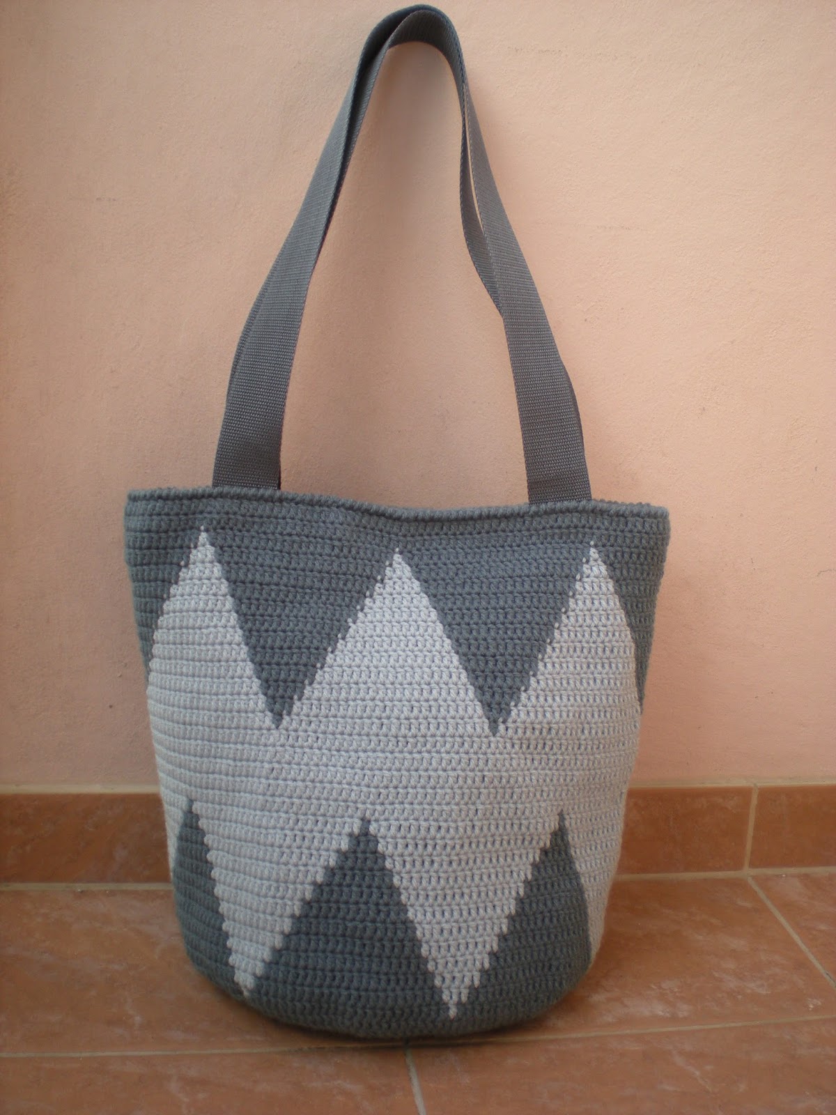 EmmHouse Sharp tapestry crochet bag free written pattern