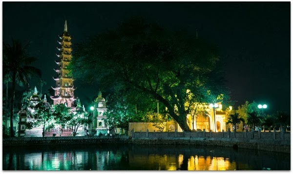 Tran Quoc pagoda at night