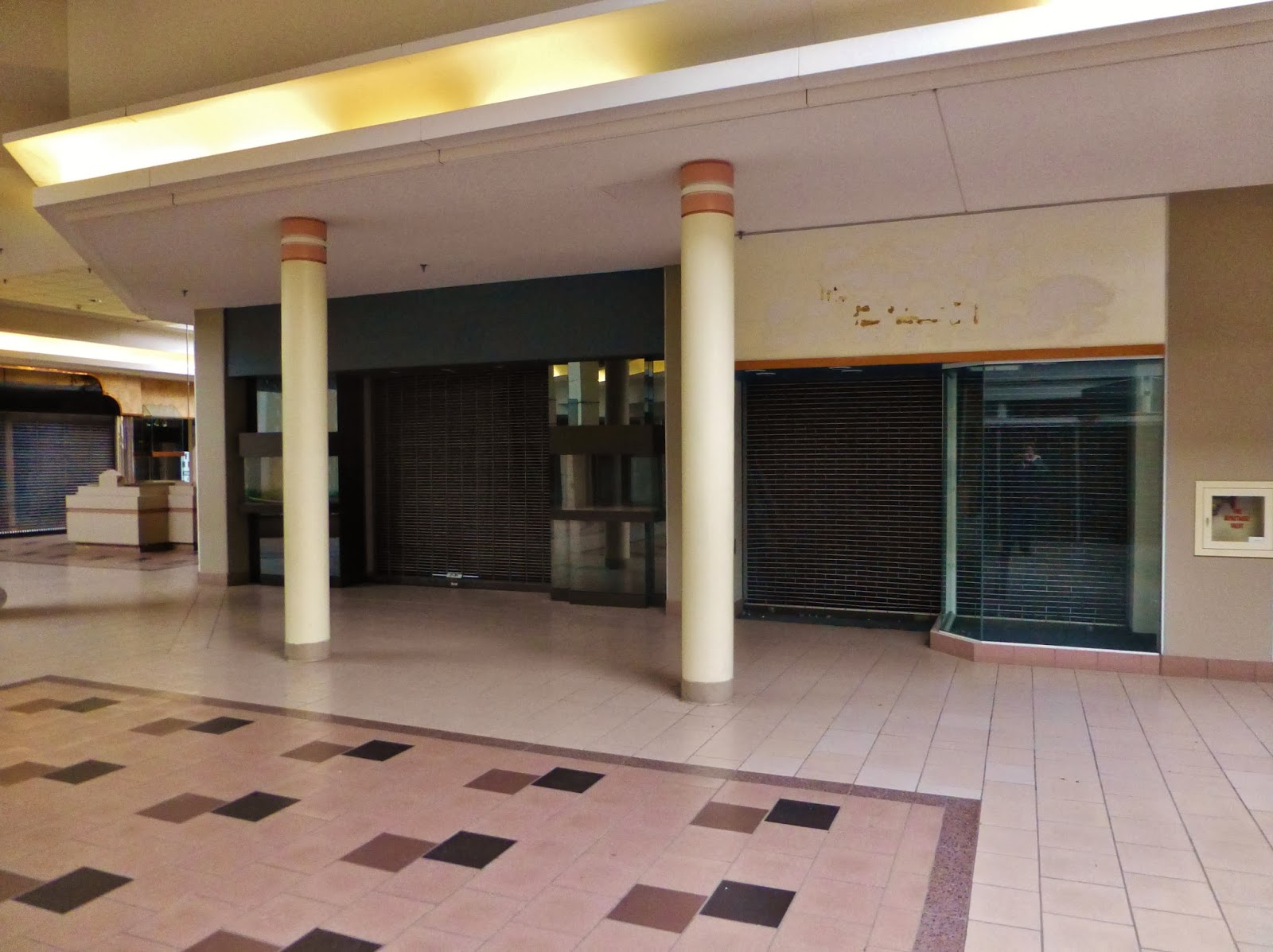 Dead and Dying retail Mellett Mall / Canton Centre in Canton, Ohio