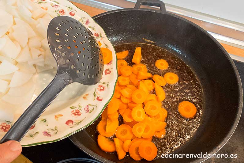 Echando la zanahoria a la sartén