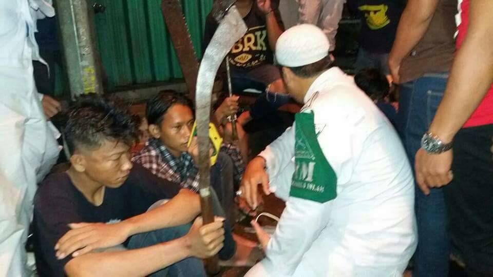 Diserang Saat Pulang Tabligh Akbar, LPI Bekasi Berhasil Serahkan Belasan Preman Berikut Senjata Tajam ke Polisi Diserang Saat Pulang Tabligh Akbar, LPI Bekasi Berhasil Serahkan Belasan Preman Berikut Senjata Tajam ke Polisi